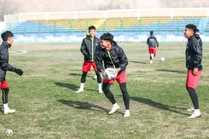 Các cầu thủ vừa phải cố sớm thích nghi với thời tiết lạnh tại Uzbekistan mà còn cả sân tập khá xấu
