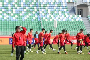 HLV Hoàng Anh Tuấn cùng các học trò trên sân tập ngày 28-2