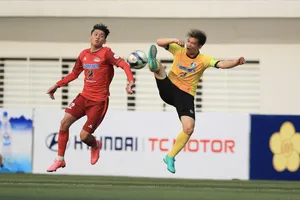 ĐH Tôn Đức Thắng (áo đỏ) đã có khởi đầu ấn tượng bằng chiến thắng 4-0 trước ĐH Tây Nguyên. Ảnh: DŨNG PHƯƠNG