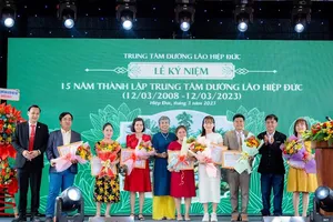Ban lãnh đạo Trung tâm khen thưởng Cán bộ CNV đã có nhiều đóng góp trong thời gian qua
