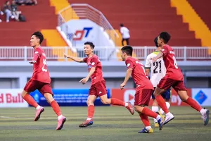 Niềm vui của cầu thủ ĐH Tôn Đức Thắng sau chiến thắng 2-1 trước ĐH Văn Lang