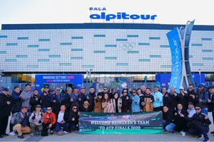 Đoàn khán giả Việt Nam check-in tại sân Pala Alpitour và háo hức đón xem trận chung kết