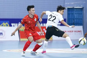 Hà Nội (áo trắng) thua trận thứ 2 liên tiếp