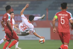 Mạnh Dũng tỏa sáng với cú đúp cho Viettel. Ảnh: MINH HOÀNG