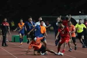 Hình ảnh hỗn loạn ở màn ẩu đả của nhiều thành viên hai đội. Ảnh: DŨNG PHƯƠNG