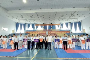 Ban tổ chức trao hoa và chụp ảnh lưu niệm cùng các đội dự giải