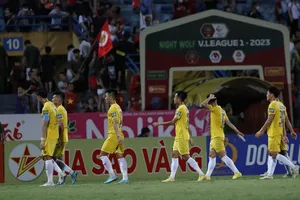 SLNA buồn bã rời sân khi bị thua đau trong chuyến làm khách trên sân Hàng Đẫy ở vòng 9. Ảnh: MINH HOÀNG