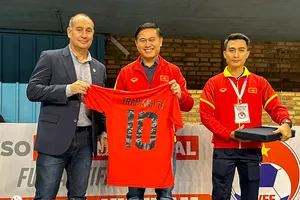 Phó Chủ tịch VFF Trần Anh Tú trao tặng áo của đội tuyển futsal Việt Nam đến với đại diện LĐBĐ Paraguay