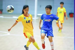 Đội TPHCM (áo vàng) giành 3 điểm ở ngày ra quân