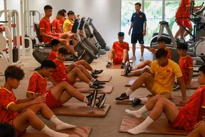 Cả đội đến phòng tập gym vào buổi chiều cùng ngày