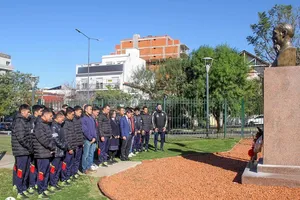 Tập thể đội tuyển futsal Việt Nam dâng hoa tại tượng đài Chủ tịch Hồ Chí Minh 