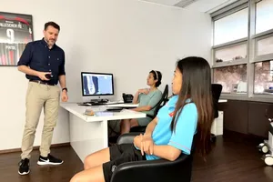 Bác sĩ tại Đức kiểm tra chấn thương của Huỳnh Như