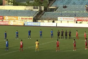 Cầu thủ hai đội Quảng Nam và Bình Phước tiến hành Lễ mặc niệm cầu thủ Võ Minh Hiếu trước trận đấu 