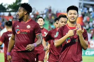 Văn Thành và Rafaelson, tác giả 2 bàn thắng cho đội Bình Định trong trận thắng Hà Tĩnh 2-1