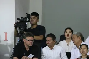 HLV Troussier và HLV Hoàng Anh Tuấn sẽ cùng song hành trong kế hoạch nâng cao trình độ cho lứa cầu thủ trẻ Việt Nam. Ảnh: QUANG THỊNH