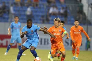 Cuộc so tài bất phân thắng bại giữa Đà Nẵng và B.Bình Dương trên sân Hòa Xuân ở giai đoạn I