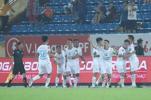 Nam Định ghi bàn dẫn trước, nhưng để thua ngược 1-2 chung cuộc