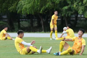 Các cầu thủ thoải mái trên sân tập chiều 19-8