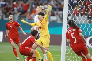 Thủ môn Kim Thanh phấn khích sau khi cản phá thành công pha đá phạt 11m của Morgan