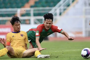 Cuộc so tài phải phân định thắng thua ở loạt sút luân lưu 11m. Ảnh DŨNG PHƯƠNG