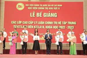 PGS.TS Nguyễn Quốc Dũng (Giám đốc Học viện chính trị KV2) trao bằng tốt nghiệp cho các học viên vào sáng ngày 30-8.
