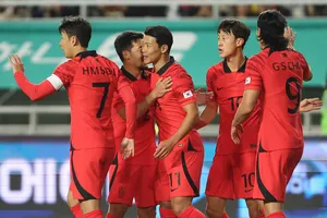 Các cầu thủ Hàn Quốc tiếp tục duy trì sức ép với tốc độ trận đấu khá nhanh