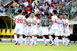 Niềm vui của các cầu thủ Đà Nẵng khi giành trận thắng thứ 2 liên tiếp. ẢNH: PHI HẢI