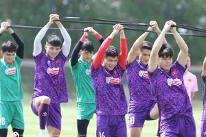 Buổi tập sáng 12-4 các cầu thủ chủ yếu được "nhồi" thể lực, tăng cường sức mạnh trước ngày khai mạc. Ảnh: ĐOÀN NHẬT