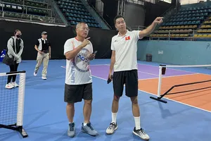 Chủ tịch Liên đoàn Pickleball châu Á Hogan Lai cùng ông Vũ Thanh Dương đi khảo sát hệ thống sân Pickleball ở CLB thể thao Lan Anh (TPHCM). ẢNH: TÂM HÀ