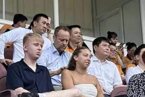 HLV Polking cùng gia đình được ông Nguyễn Đức Thụy đưa đến sân Ninh Bình dự khán trận Ninh Bình - Đồng Tháp vào chiều 15-5. 