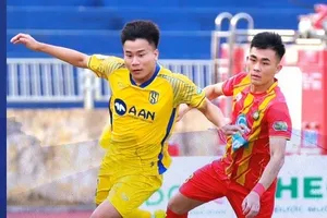 Trận thua đã giữ chân SLNA ở khu vực nguy hiểm. Ảnh: SLNAFC