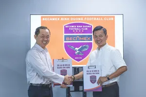 Chủ tịch CLB Becamex Bình Dương, ông Hồ Hồng Thạch cùng HLV Hoàng Anh Tuấn tại buổi ký hợp đồng trưa 4-7