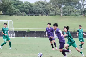 Các cầu thủ U17 Việt Nam trong trận tập huấn đầu tiên gặp Đại học Shizuaka FC