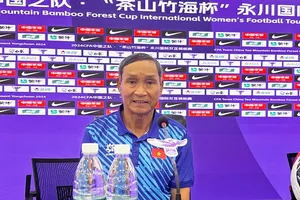 HLV Mai Đức Chung tại buổi họp báo ngày 22-10