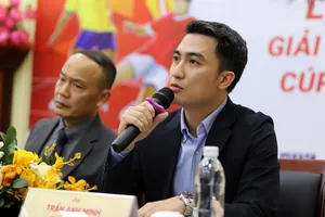 Uỷ viên Ban Chấp hành VFF Trần Anh Minh trả lời các câu hỏi từ truyền thông. ẢNH: TÂM HÀ