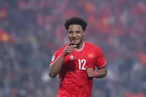 Nguyễn Xuân Son đang truyền cảm hứng cho hàng công của đội tuyển Việt Nam