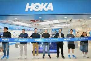 Đại diện Central Retail, CBS, HOKA và Trung tâm Saigon Centre cùng cắt băng khánh thành cửa hàng HOKA Saigon Centre.