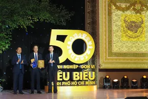Chủ tịch UBND TPHCM Nguyễn Văn Được trao bảng danh vị cho ông Ngô Văn Đông - Tổng giám đốc Công ty CPPB Bình Điền.