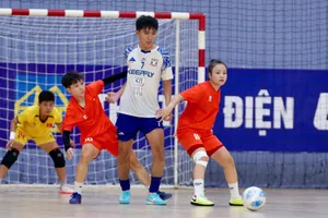 Đội tuyển futsal nữ Việt Nam bất phân thắng bại cùng Xạ Store vào sáng 18-4. Ảnh: VFF