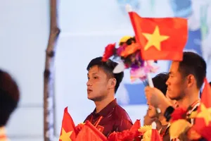 Hồ Văn Ý tự hào khi đứng trong hàng ngũ diễu binh, diễu hành kỷ niệm 50 năm Thống nhất Đất nước. Ảnh: TSN FC