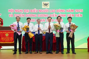 Lãnh đạo Tập đoàn Hoá chất Việt Nam khen thưởng Ban điều hành Công ty CPPB Bình Điền.