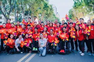 Hữu Hiếu và các HLV, VĐV thể thao TPHCM vinh dự tập luyện để tham dự sự kiện trọng đại vào ngày 30-4. Ảnh: HỮU HIẾU