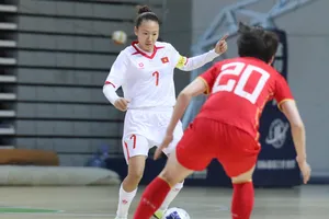 Thủ quân Thanh Hằng, tác giả bàn rút ngắn tỷ số 1-2.