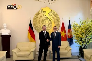 Đại sứ Việt Nam tại Đức Vũ Quang Minh và Phó chủ tịch GBA.