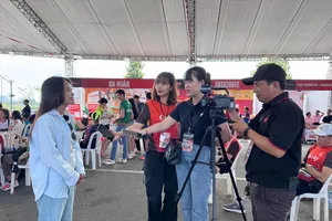 Phóng viên báo SGGP tác nghiệp tại giải chạy Run To Live 2025