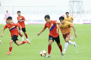 Các cầu thủ U21 TPHCM (áo đỏ) đã chơi rất ấn tượng để đánh bại HAGL 1, giành vé vào vòng bán kết. Ảnh: TRÚC GIANG