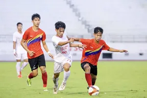 U21 TPHCM đã có màn so tài giàu cảm xúc với U21 Thể Công Viettel (áo trắng) trong trận bán kết. Ảnh: TRÚC GIANG