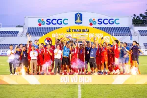 Thầy trò U21 PVF trên bục vô địch giải U21 quốc gia năm 2025. Ảnh: TRÚC GIANG