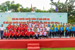 TPHCM giành vị trí nhất toàn đoàn ở giải đua thuyền truyền thống quốc gia 2025. Ảnh: TRÚC GIANG 