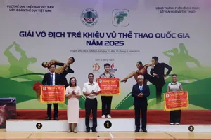 Ban tổ chức trao giải cho những đoàn có thành tích xuất sắc nhất tại Giải Khiêu vũ thể thao quốc gia năm 2025. Ảnh: TRÚC GIANG 